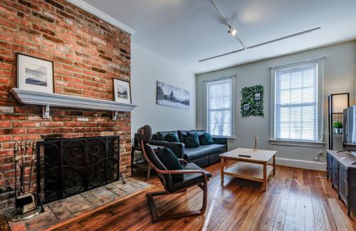 3BR Colonial House with Parking by CozySuites - Foto 4