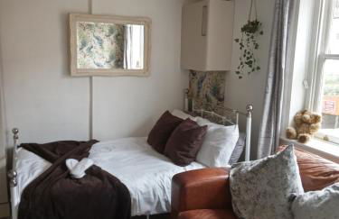 Little Dorrit Studio flat Rochester ME1 1XZ - Photo 1