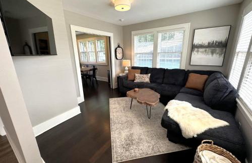 Walk Downtown & River Stylish Cozy Stay w Huge Porch - Foto 7