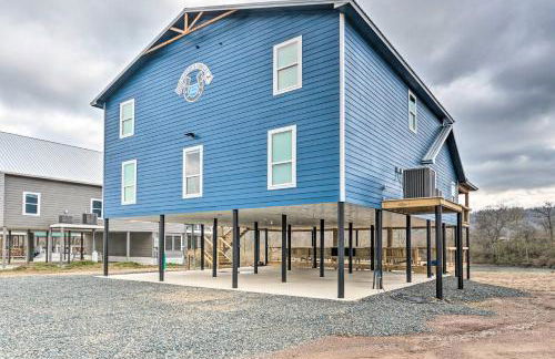 Upscale Riverfront Home with Beach and Fire Pit! - Foto 40