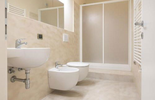 Top Floor Super Central View of the tower - Photo 12