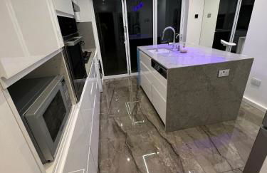 Timeless English Elegance 4BR Luxury Home in Petts Wood - Photo 4