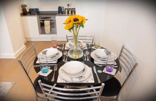 Cosy 1 Bed Apartment in Centre of St Albans - FREE Parking - 5 min walk to St Albans city centre & Railway station - Big Savings on Longer Stays!! - Photo 9