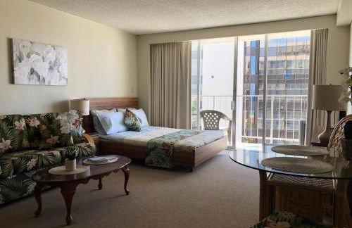 Tropical Studios at Marine Surf Waikiki - FREE PARKING - BEST LOCATION - FULL KITCHEN - SWIMMING POOL - Foto 8