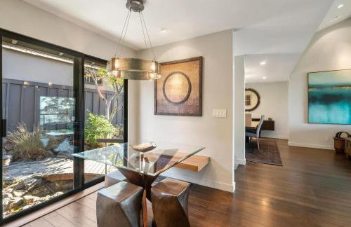 Luxury 3BR Hillside Retreat wAC Panoramic View - Photo 12