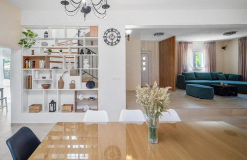 VILLA ROKO with 4 bedrooms, 32sqm heated pool - Photo 12