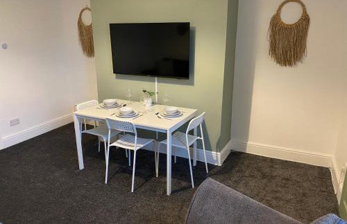 Overhill 3 bedroom flat 5 beds, free parking, ideal for Contractors - Foto 17