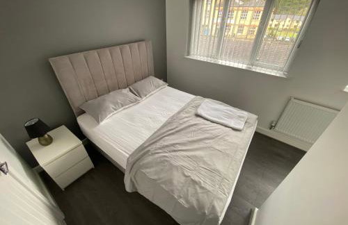 3- Bedroom House -Private Parking - contractors welcome- 2 Min M62 - Foto 4