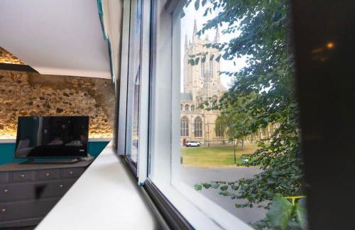 Central Medieval Grid Unique home with Gated parking - Foto 20