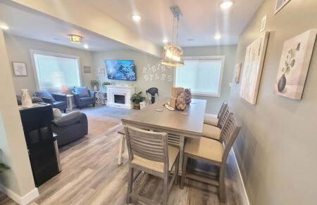 Stunning Lake Home w arcade and huge deck - Foto 30