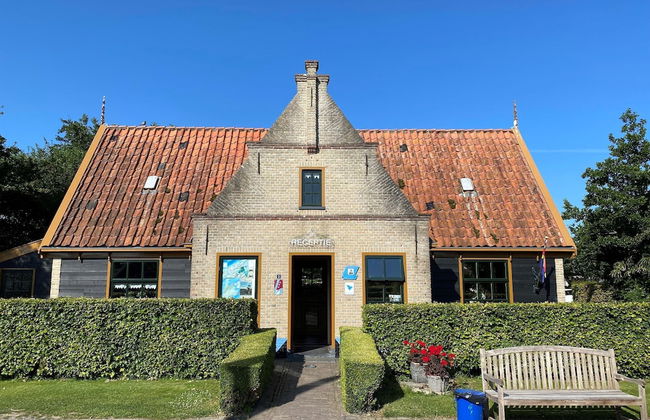 Lush Villa with Hot Tub, Private Fenced Garden in Hippolytushoef - Foto 30