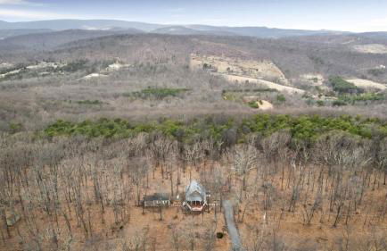 Cozy cabin w hot tub, fire pit & pet-friendly - Foto 49
