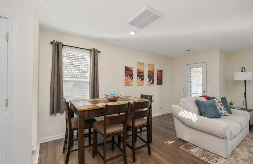 Stylish 3BR Getaway across Bristol Speedway - Foto 25