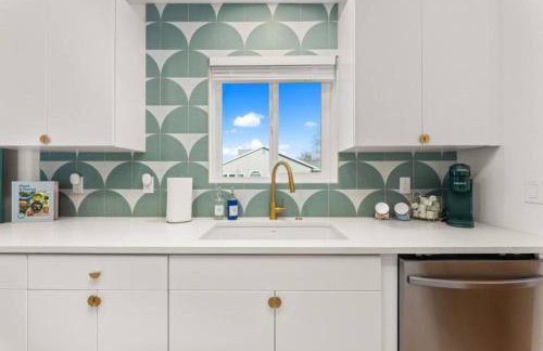 The Aspen is a mid-century modern upstairs unit. - Foto 13