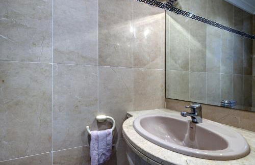 Large Ground Floor Apartment with Private Garden and Beach Access - Photo 37