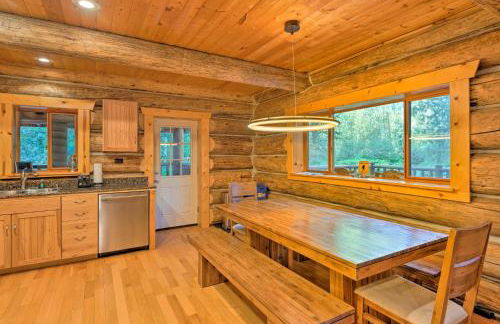 Riverfront Cabin with Hot Tub 2 Mi to Eagle Falls - Foto 6