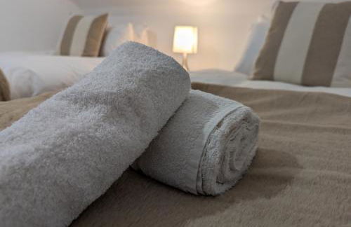 Large 4 Bed Hse, Sleeps 7, 3 BTH, Drive PRKG-4 Cars, M4-A329, Shinfield Studios, 10mins, Reading, Ascot & Legoland 20mins, Film Crew, Contractor & Family Friendly - Foto 17