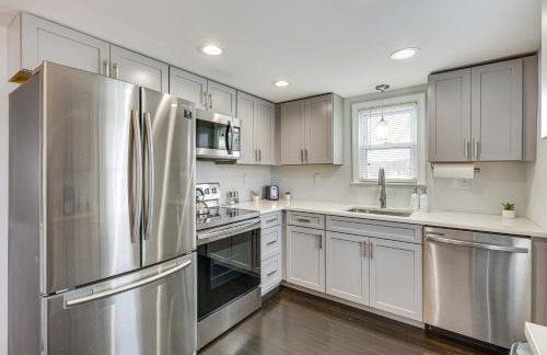 Modern Terryville Cottage with Deck and Lake View! - Foto 8