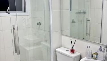 Studio Home Office Completo Cama Queen e Ar Condicionado Vista Panorâmica - Foto 4, towels, Shower