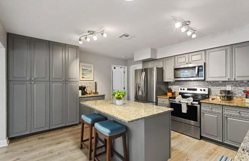 3BR 2BA Heated Pool Home Pool Table Great Location - Foto 7