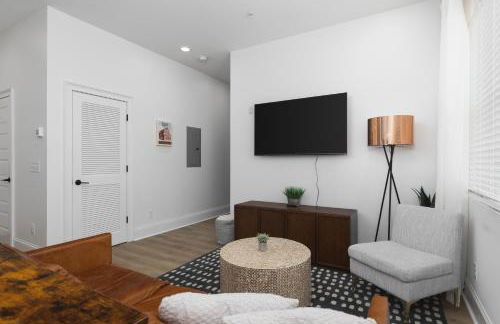 Condo with Free Parking, 3 mi Downtown & Stadium, by Coffee - Foto 26