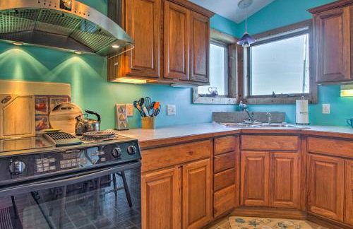 Lakefront Montague Cottage with Deck and Beach! - Foto 13