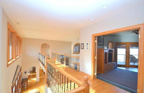 Redbud Keep - Unique Features, Movie Set Decor, Grill, Wifi, Family Friendly, Hiking, Billiard Table, Movie Theater Room, Fireplace, Golfing, View, 2 King Beds - Foto 36