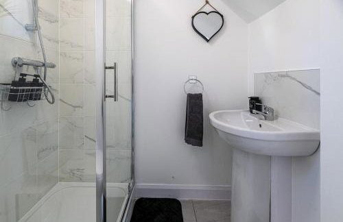 4BR New Build - Near Ferry Port - Great for Groups - Foto 36