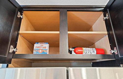 Nr DT, Med Center, Midtown Sleeps 16 Game Room - Photo 18