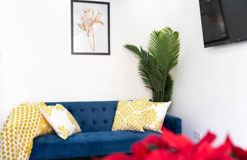 Open Mind Property - 6 Luxury Bedrooms with Free Parking - Photo 16