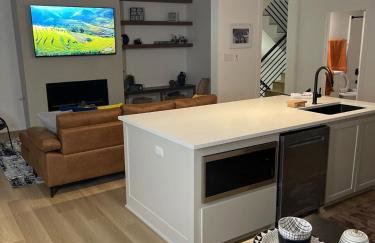 Downtown New 3 Story Sleeps 14 - Foto 20