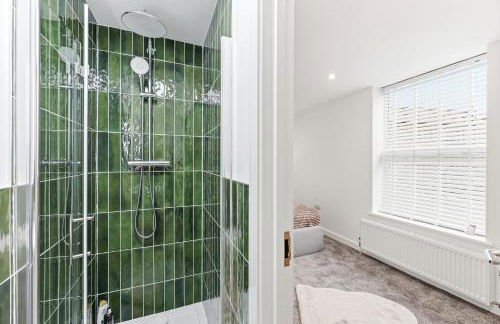 Stylish Duplex Apartment - Excellent Location - Free Parking, Virgin TV, Fast Wifi and Self-Check-In by Yoko Property - Photo 6