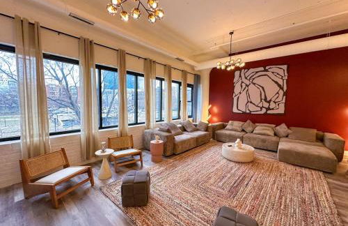 Luxury 6BR Suite with Pool Table Sleeps 12 Perfect for Group Stay Near McCormick Place, Grant Park and Soldier Field - Foto 1