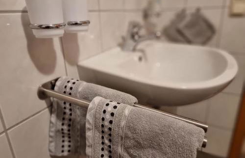 Cafe Altmühl, Ferienwohnungen Gästehaus Krimhilde direkt am Wasser - Foto 19