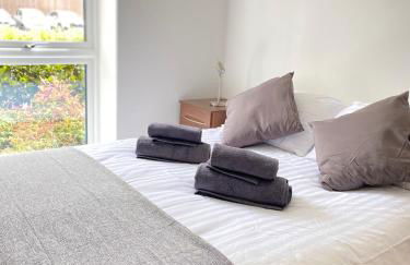 2 Double beds OR 4 Singles, 2 Bathrooms, FREE PARKING, Smart TV's, Close to Gunwharf Quays, Beach & Historic Dockyard - Foto 17