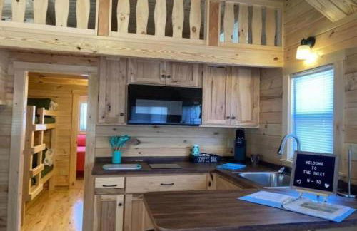 Unique Cabin Near Surf City with Loft and Parking - Foto 1