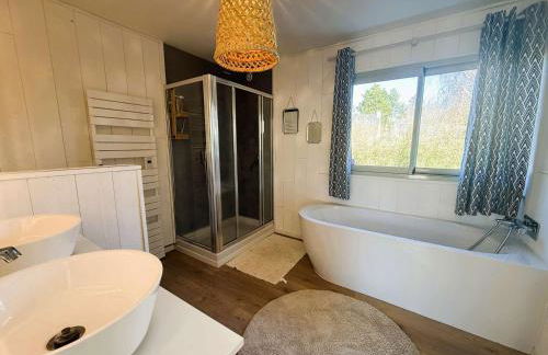 Superbe maison rénovée, 250m de l'océan, 12 pers, terrasse, jardin, proche plage Kerleven et golf - FR-1-481-164 - Foto 25