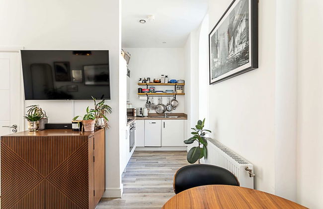 Contemporary Victorian Studio - Photo 11