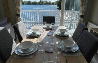 Chichester Lakeside Holiday Park Lakefront Lodge - Foto 18