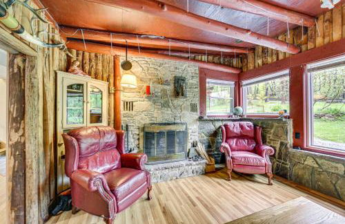 10 Mi to Mtn Resort Normalville Cabin with Balcony! - Foto 13
