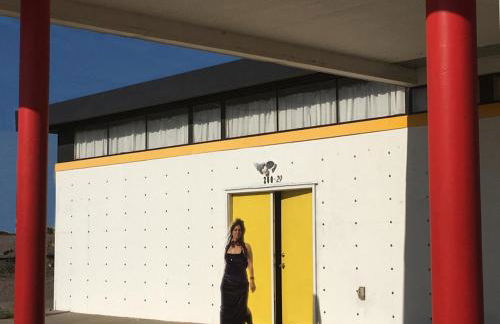 SPACE CASTLE: a 1950s Gas Station transformed into an Art Themed Wonderland - Foto 1