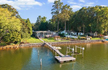 Dock Hot Tub Kayaks on Lake Norman Lakeside Gem by AvantStay - Foto 2