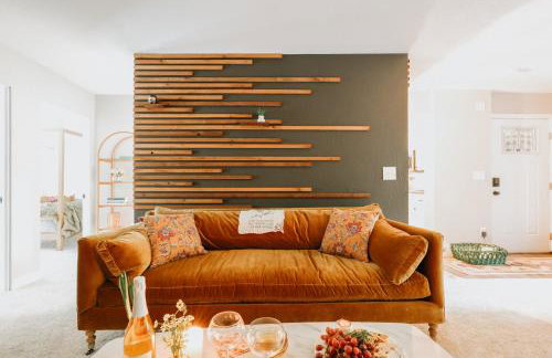 Cozy 2BR Condo Walk to Lake, Saltwater Pool and Golf - Foto 1