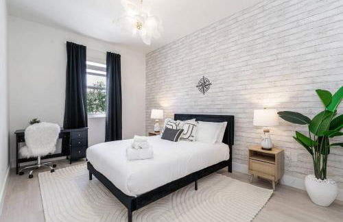 Classy 2BR-2BA Oasis Beach Pool Parking EV Station - Foto 3