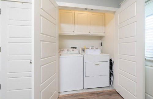 Bright Townhouse Downtown Lake Charles - Foto 12