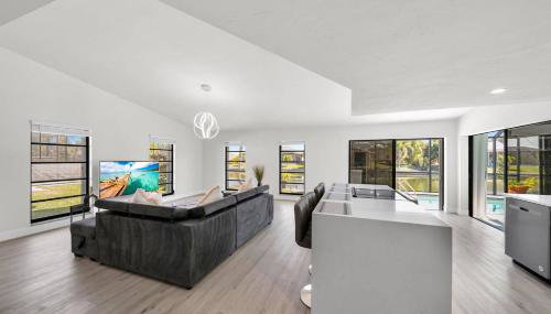 Waterfront Escape with Wild Owl Charm, Heated Pool & Pet-Friendly - Foto 4