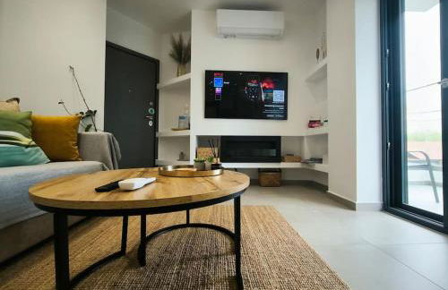 Floral Home 2 - 1st floor apt with private parking! - Photo 9