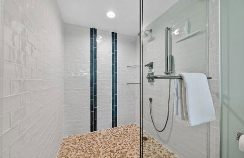 Renovated direct oceanfront condo with spacious balcony, heated pool, and garage parking - Foto 25