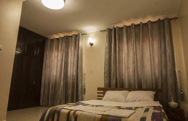 Three Bedroom art themed apartment - Photo 11