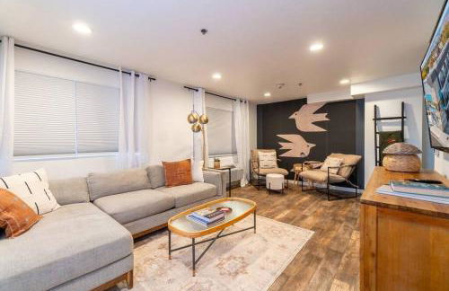 Stylish-Serene Midtown Getaway: Retreat for Two - Foto 1